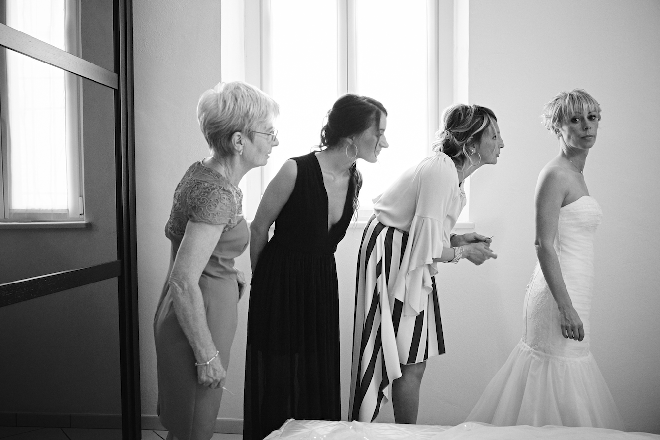 fotografia matrimonio in bianco e nero sposa e testimoni