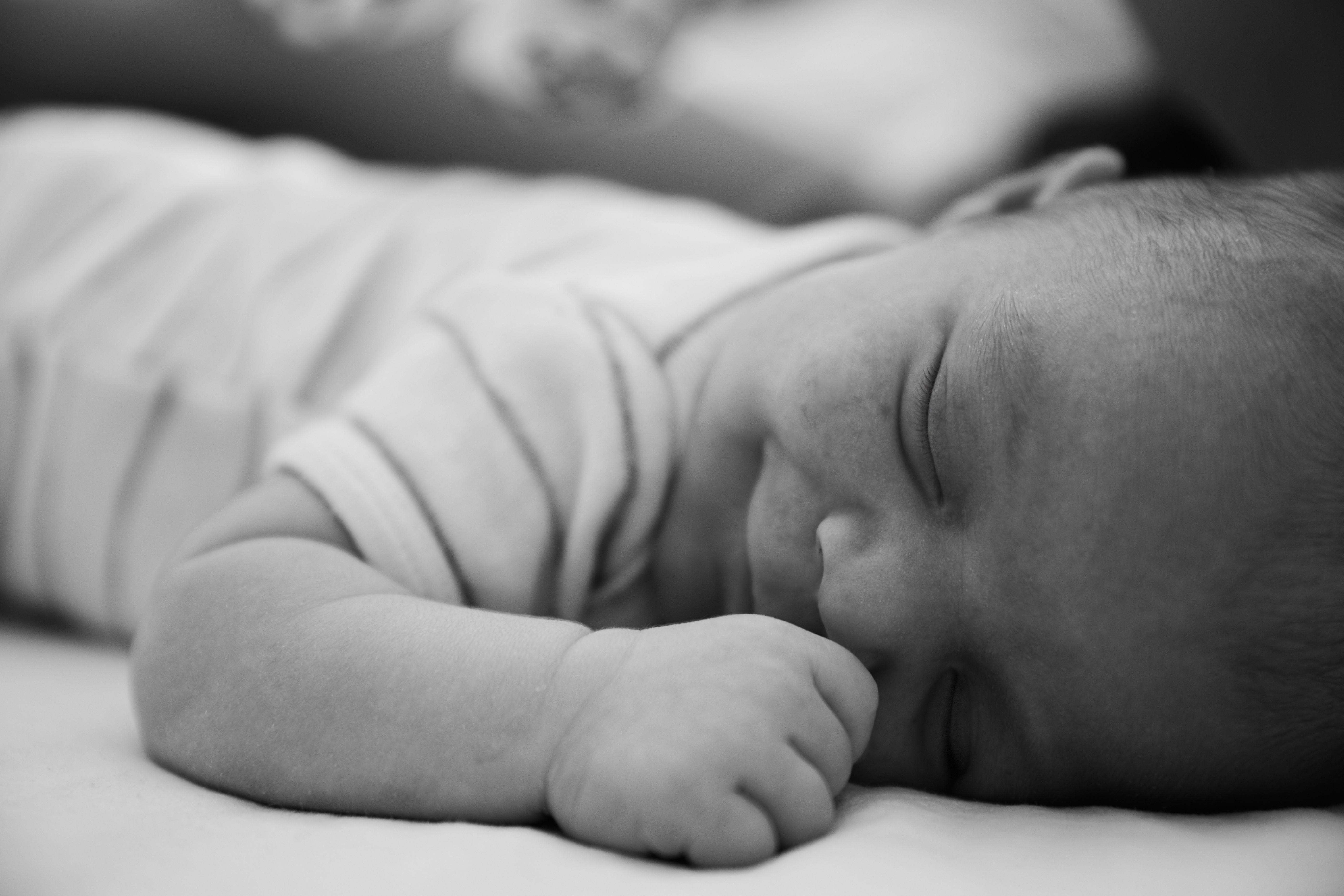 fotografia bambino neonato in bianco e nero